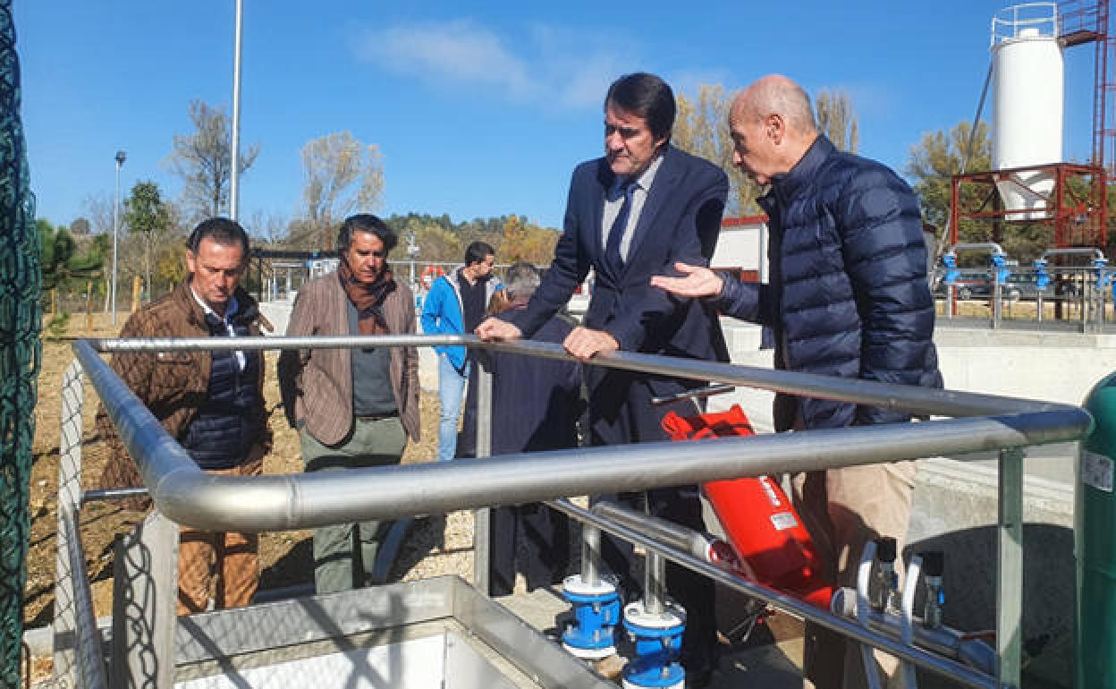 El consejero de Medio Ambiente, Vivienda y Ordenación del Territorio, Juan Carlos Suárez-Quiñones, en su visita a la depuradora. 