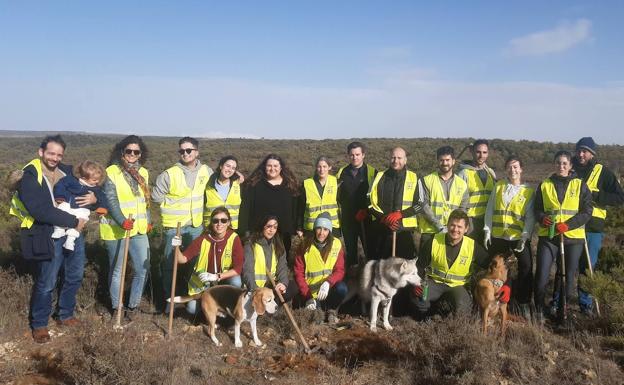 En la plantación han participado trabajadores, familiares y amigos de la compañía.