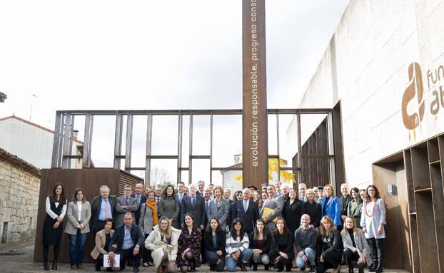 La Reina Doña Sofía junto a Patronos y equipo de la Fundación Atapuerca en el exterior de la sede de Ibeas de Juarros