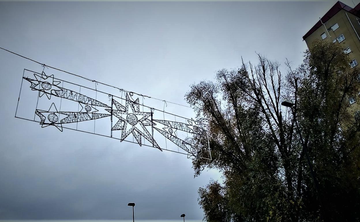 Los elementos navideños llegan a las calles de Burgos. 