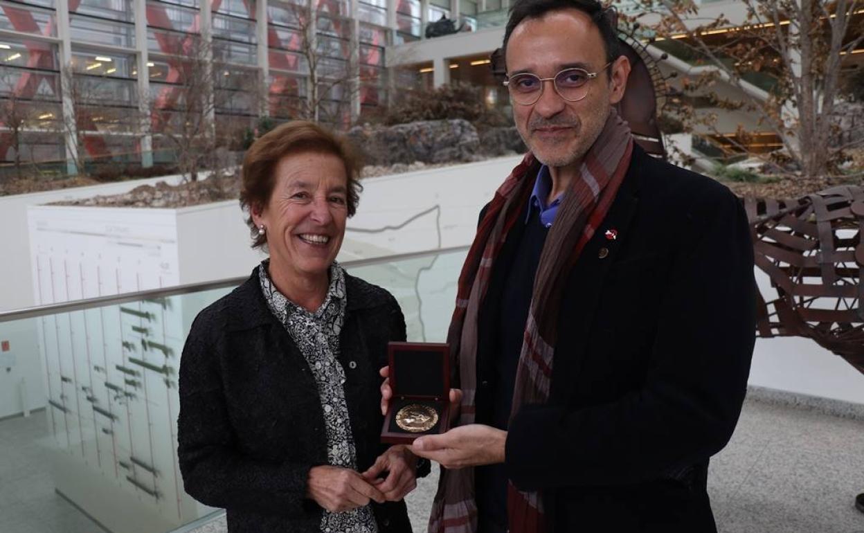 El Premio Nobel de la Paz 2017, Carlos Umaña, recibido por la directora-gerente del Sistema Atapuerca, Aurora Martín.