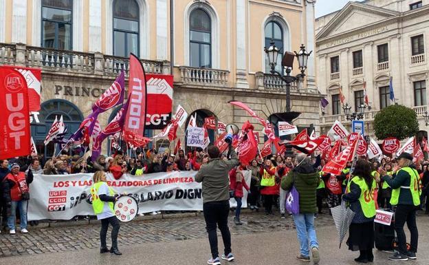 La manifestación de las trabajadoras de la limpieza ha culminado frente al Teatro Principal de Burgos.