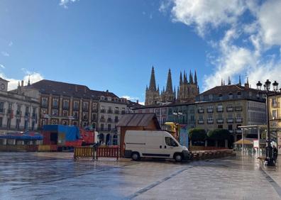 Imagen secundaria 1 - Los operarios trabajan en el Espolón y la plaza Mayor para vestir de Navidad a Burgos 