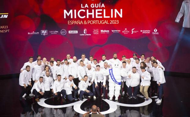 Imagen principal - En la imagen superior, foto de familia de todos los que recibieron una nueva estrella Michelin este martes; en la imagen inferior, el chef Toño Pérez agradece la tercera estrella obtenida por el restaurante Atrio; por último, el veterano Joan Roca tras recibir el premio 'Chef Mentor'. 