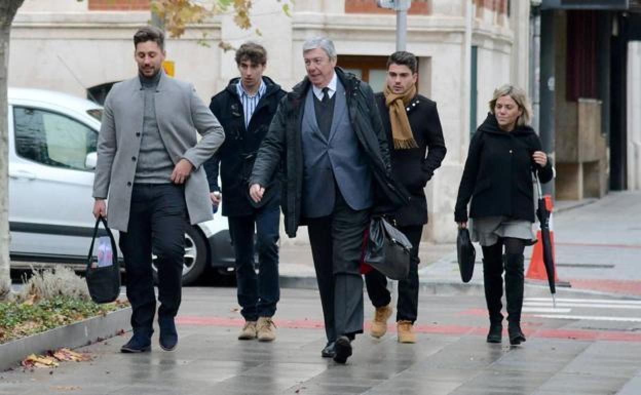 Los tres acusados, Raúl Calvo (2D), Víctor Rodríguez (I), y Carlos Cuadrado (2I), acompañados por los abogados de los dos primeros, durante una llegada al juzgado. 