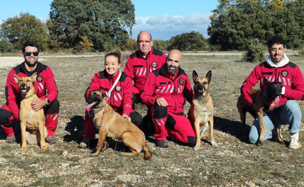 De izquierda a derecha: Javier (junto a Fois), Andrea (junto a Sua), Alberto (junto a Tau), Adrián (junto a Hyron) y Alfredo, miembros de la UCIR después de un entrenamiento cerca de Carcedo de Burgos