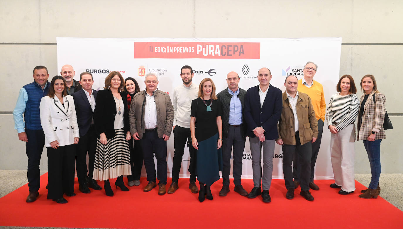 Premio a Mejor Empresa a Nicolás Correa. Sus representantes aparecen en la foto con Carmen Pinto, CEO, en el centro.