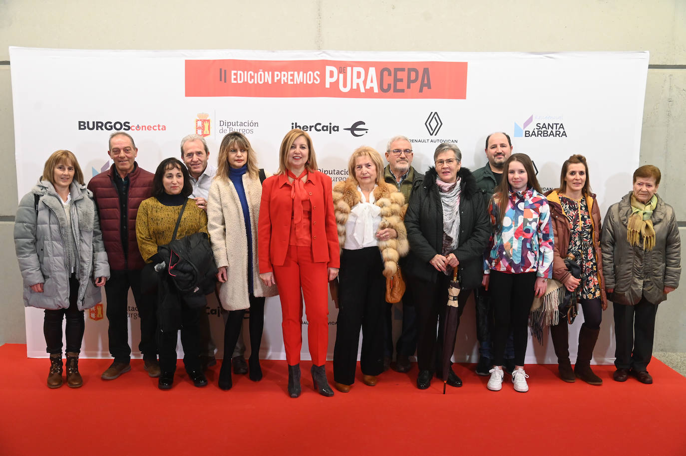 Vecinos de Santibáñez del Val, otro de los pueblos que se ha llevado el premio a Pueblo del Año. Ana María García, su alcaldesa, en el centro de la foto.