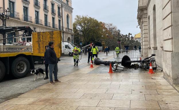 Un camión derriba una farola frente a la Diputación y causa un tremendo susto