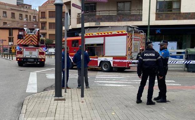 Policía y bomberos han acordonado la zona.