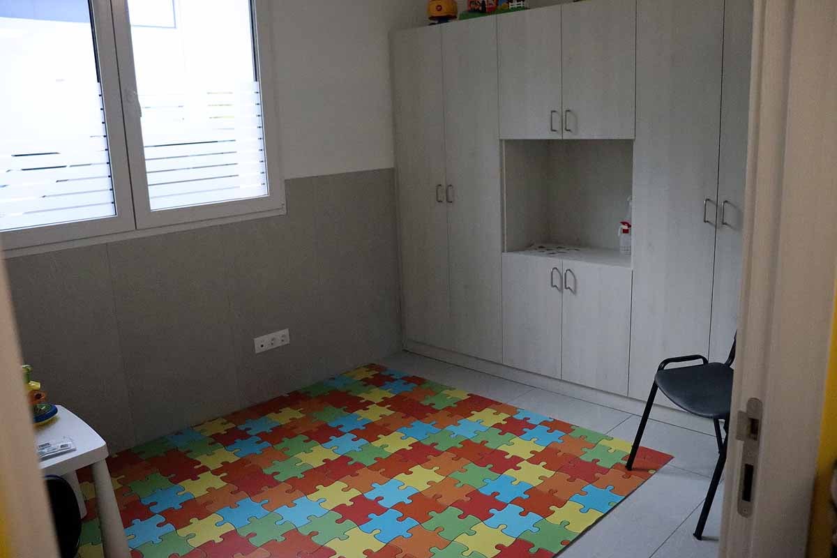 El centro de Autismo Burgos trabaja con 52 familias como punto esencial del desarrollo del niño. Por el programa de Autismo Burgos BBMiradas han pasado 282 niños, de los que 100 han pasado a intervención en el centro y se ha diagnosticado trastorno del espectro autista en otros 70. 