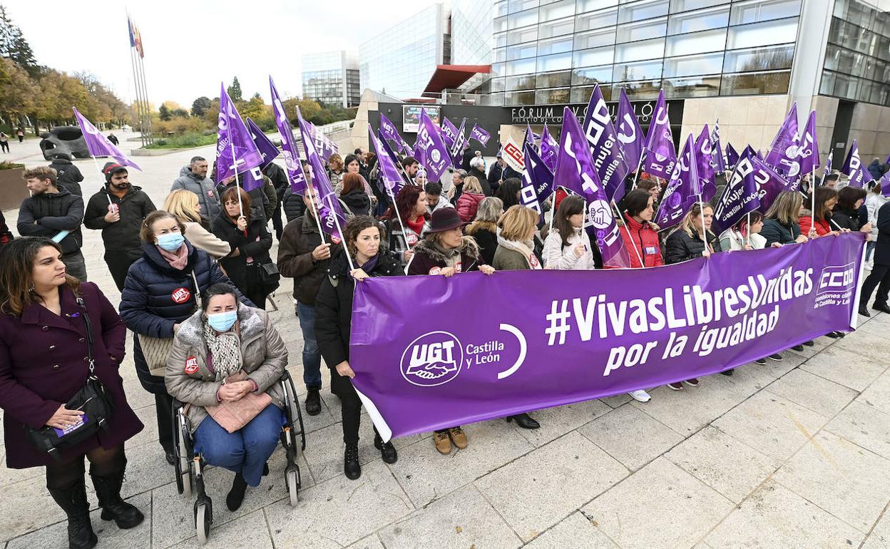 CCOO y UGT en el paseo de Atapuerca para manifestarse contra la violencia machista.