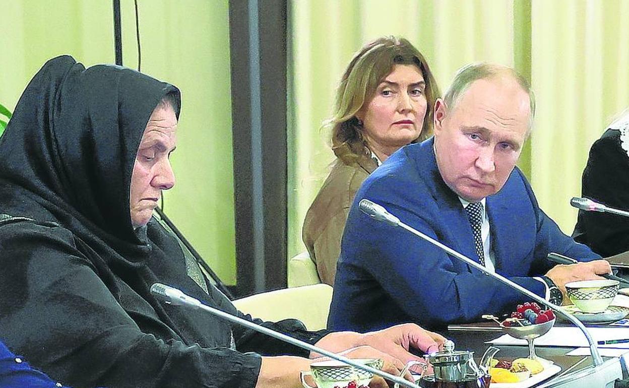 Putin se reunió este viernes en su residencia de Novo-Ogaryovo con varias madres de soldados caídos en los frentes de Ucrania. 