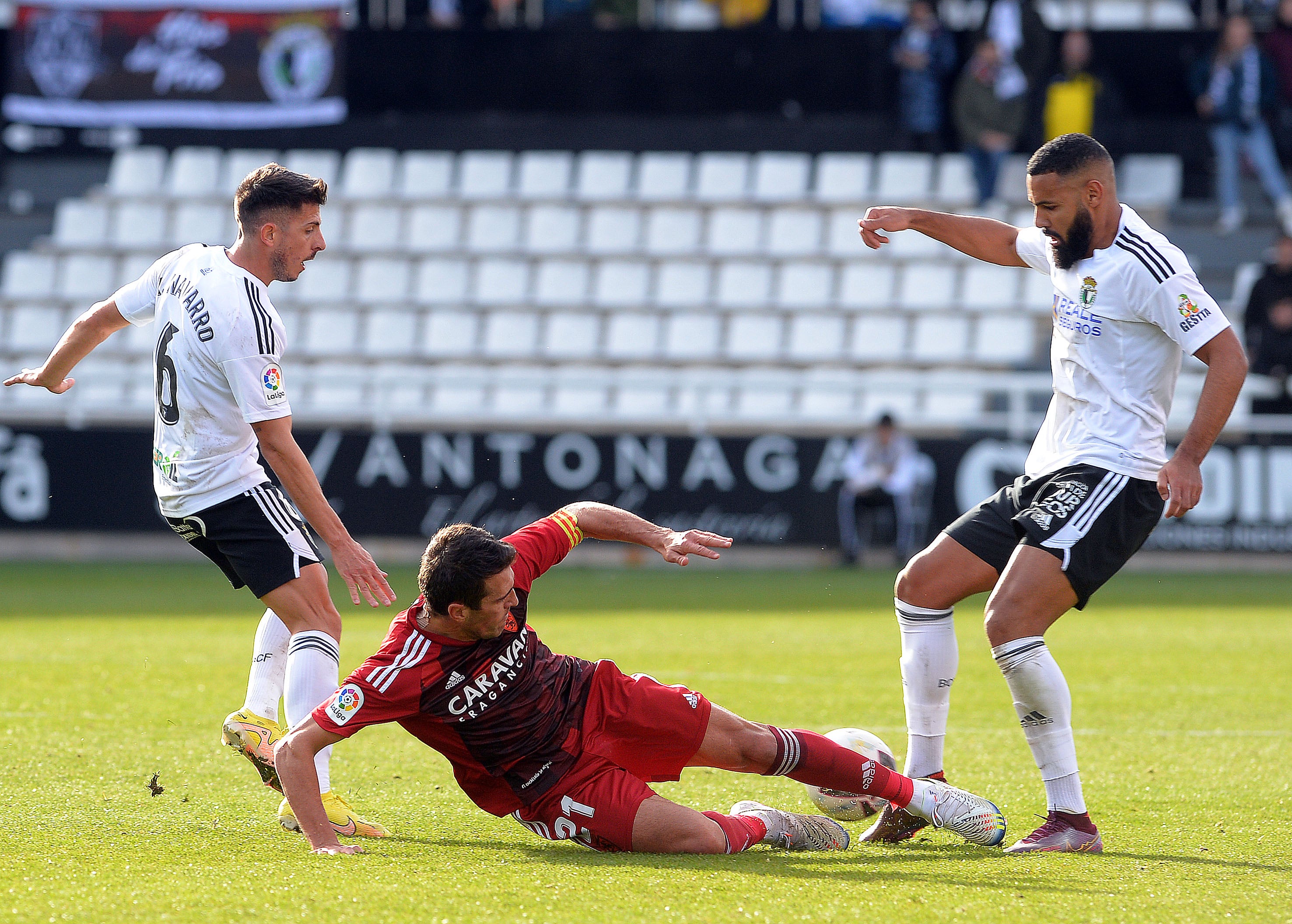 Fotos: El Burgos CF suma un punto en el último suspiro ante el Real Zaragoza