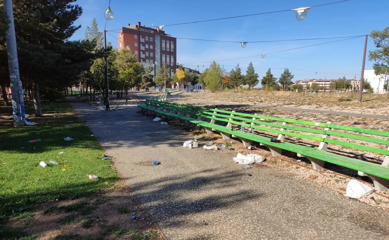 Imagen de los desperfectos ocasionados por el botellón en la zona del antiguo Hangar.