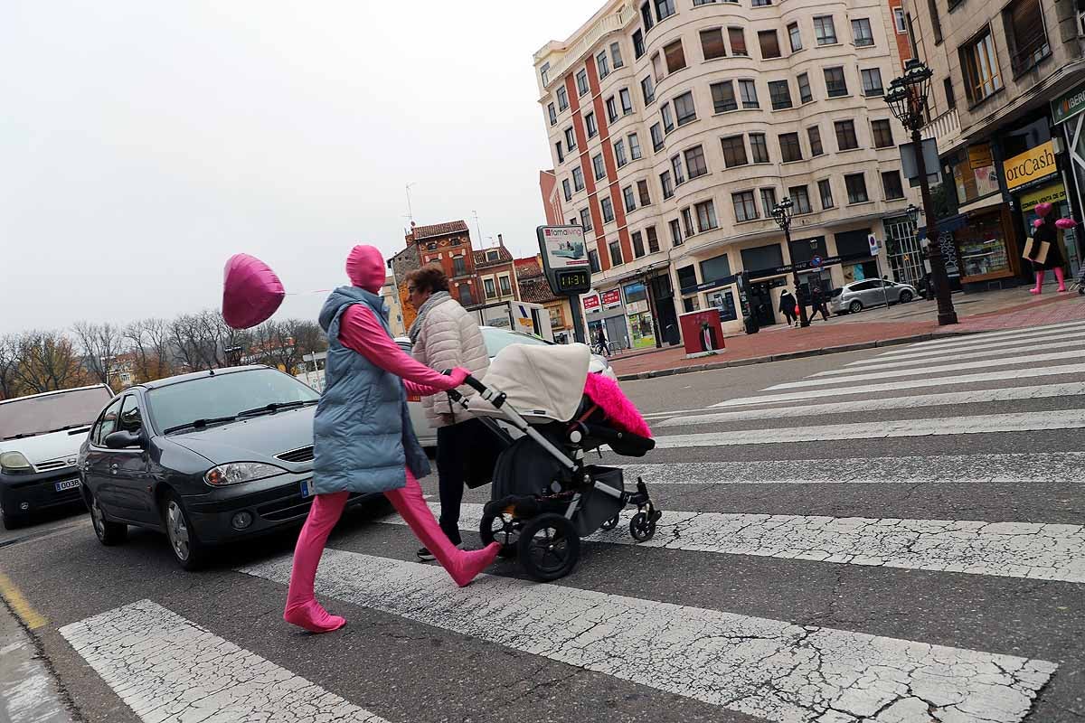 La campaña 'Solo tenemos una vida' ha llegado a los pasos de peatones de Burgos con teatralizaciones en las que tres actores interpretan un atropello. 'Paciencia, respeto, prudencia' es el lema de la campaña, que se ha pintado en el suelo. 