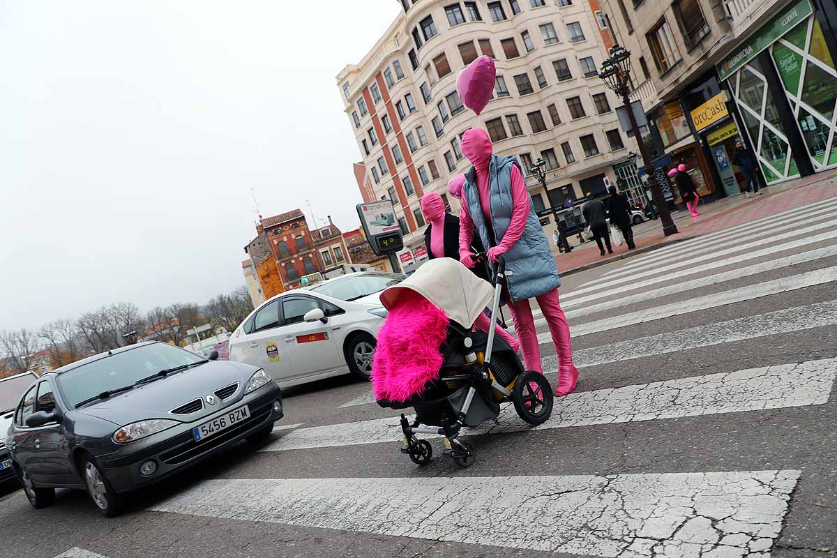 La campaña 'Solo tenemos una vida' ha llegado a los pasos de peatones de Burgos con teatralizaciones en las que tres actores interpretan un atropello. 'Paciencia, respeto, prudencia' es el lema de la campaña, que se ha pintado en el suelo. 