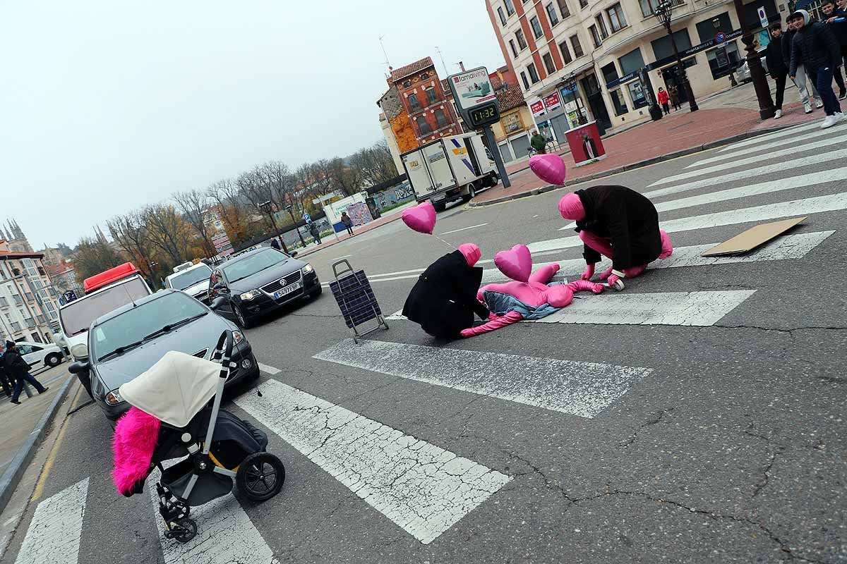 La campaña 'Solo tenemos una vida' ha llegado a los pasos de peatones de Burgos con teatralizaciones en las que tres actores interpretan un atropello. 'Paciencia, respeto, prudencia' es el lema de la campaña, que se ha pintado en el suelo. 