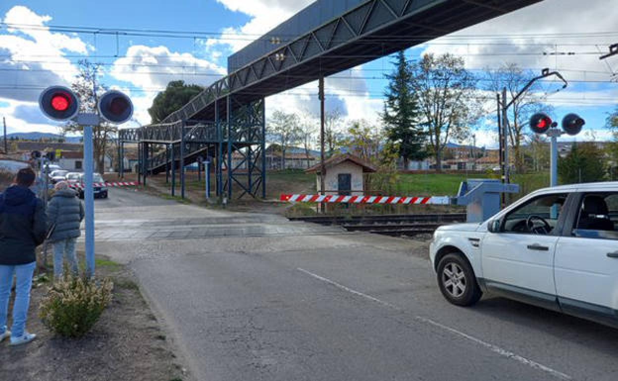 Paso a nivel El Crucero y pasarela peatonal. 