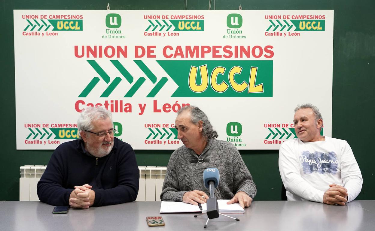 Los responsables de UCCL durante la rueda de prensa en al que han expuesto la situación del sector ovino. 