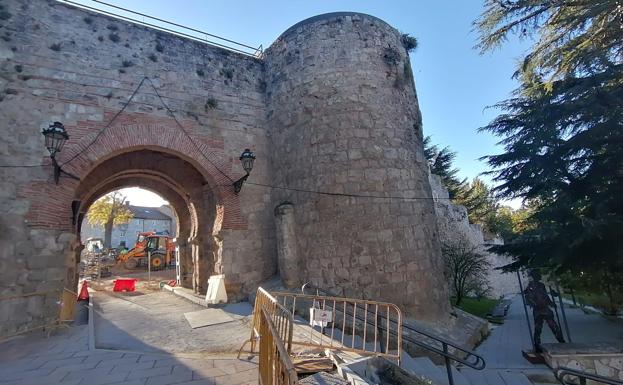 Tres empresas se ofrecen para limpiar y consolidar el lienzo anexo al Arco de San Martín