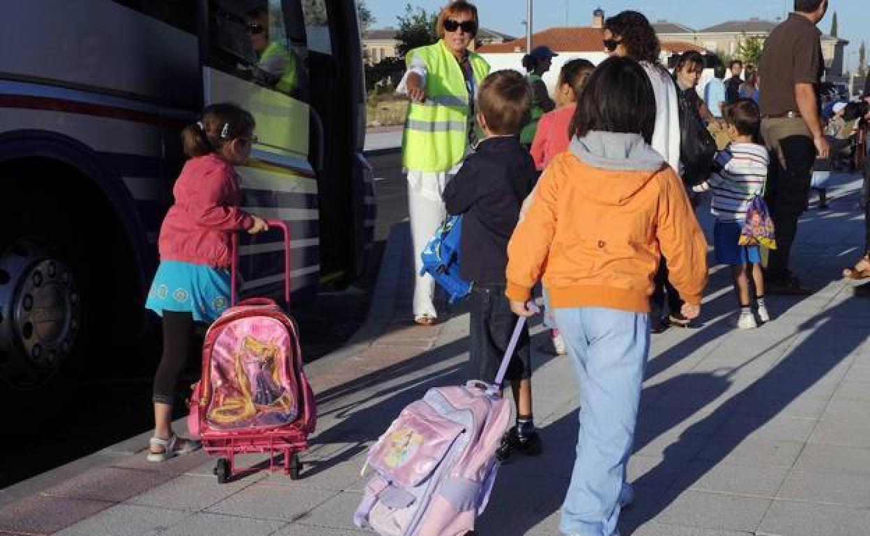 Imagen de archivo de usuarios del transporte escolar. / 