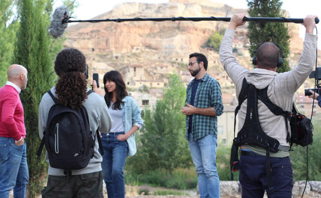 Marta Fernández y Pablo Maderuelo durante el grabación de 'Huellas en la tierra'. 
