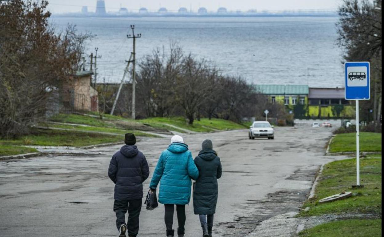 Desde Nikopol, a orillas del río Dniéper, se puede ver la margen contraria, controlada por los rusos. 