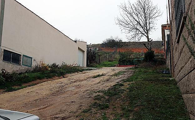 Imagen. Imágenes de la calle de Burgos, sin asfaltar y embarrada.