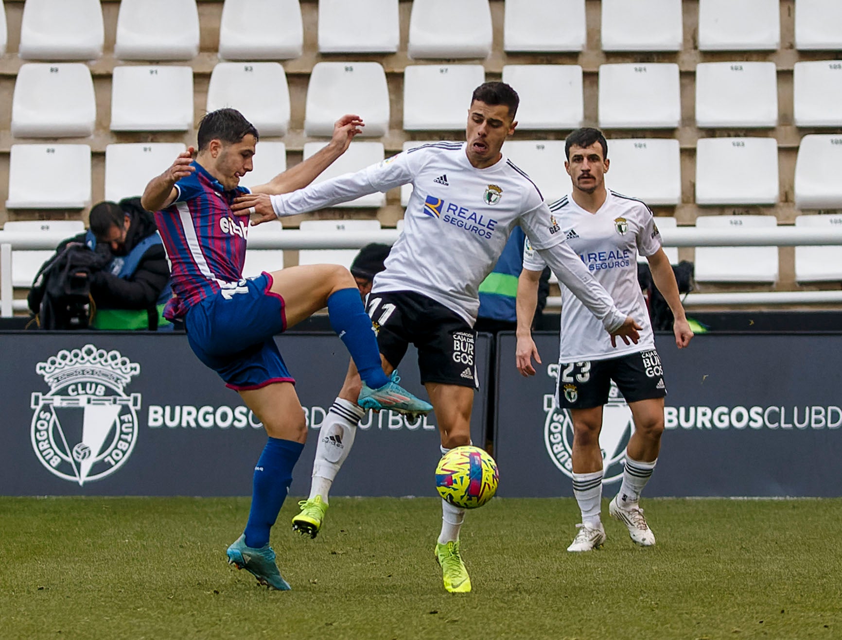 Fotos: El Burgos CF no puede con el Eibar que remonta y le deja sin liderato