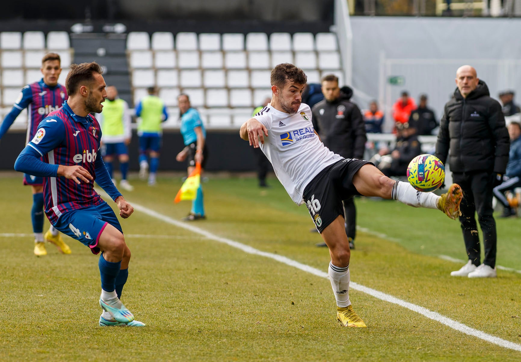 Fotos: El Burgos CF no puede con el Eibar que remonta y le deja sin liderato