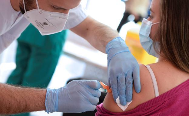 Efectos secundarios comunes tras la cuarta dosis de la vacuna contra la covid