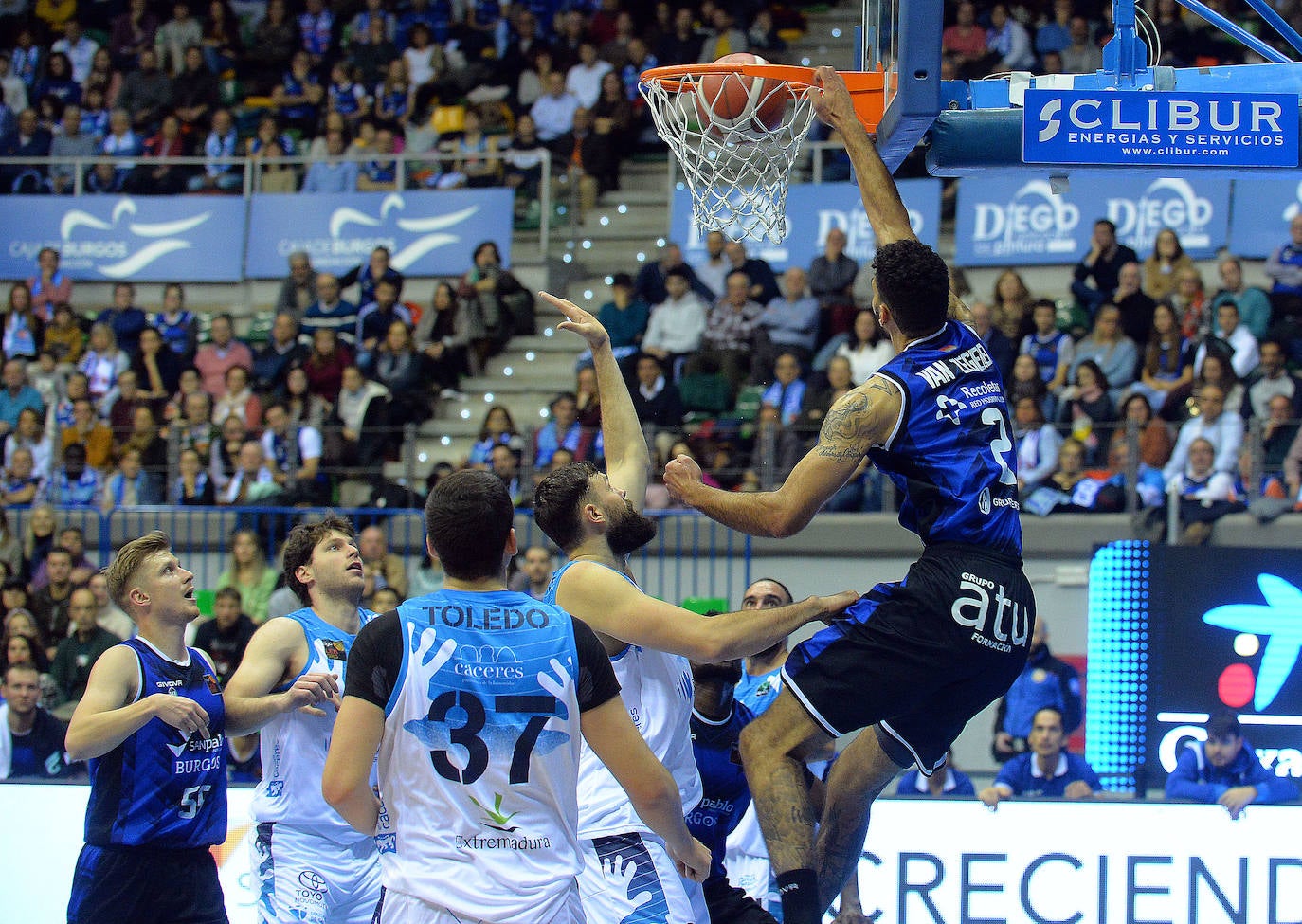 Imágenes de la victoria del San Pablo Burgos frente al Cáceres de este sábado en el Coliseum