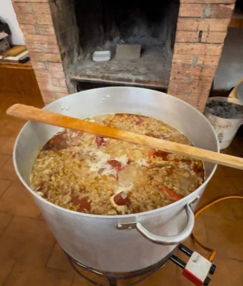 Los voluntarios degustaron al finalizar la jornada unas sopas de ajo. 