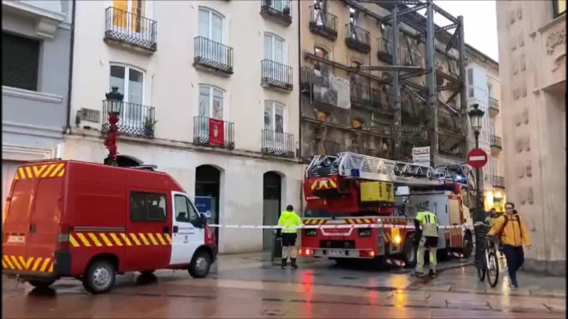 Actuación de los bomberos de Burgos en la calle de la Moneda