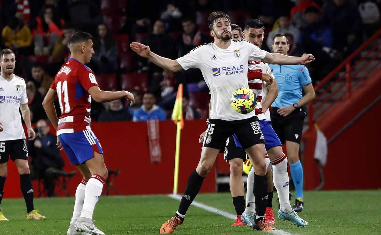 Atienza pelea la posesión del balón en el partido ante el Granada.