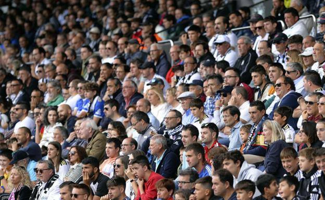 La afición del Burgos CF en El Plantío