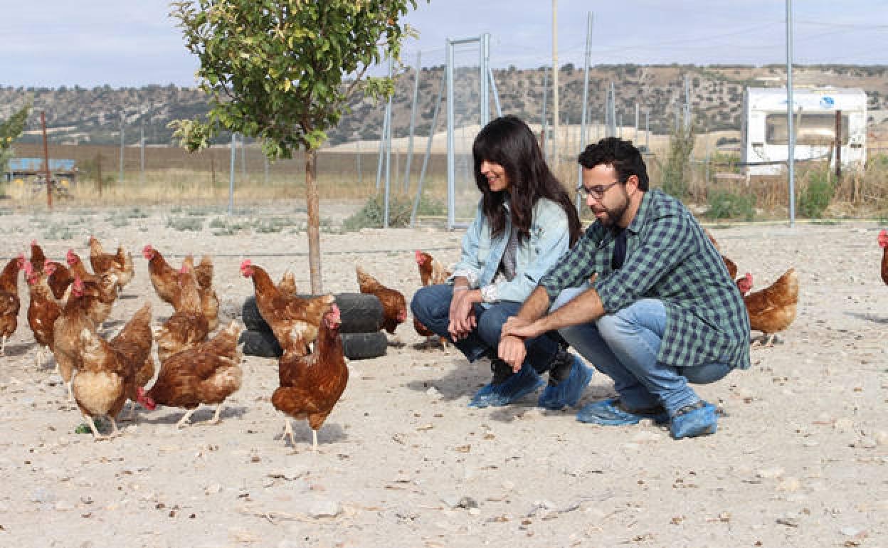 Los periodistas Marta Fernández y Pablo Maderuelo durante la grabación de 'Huellas en la tierra'. 