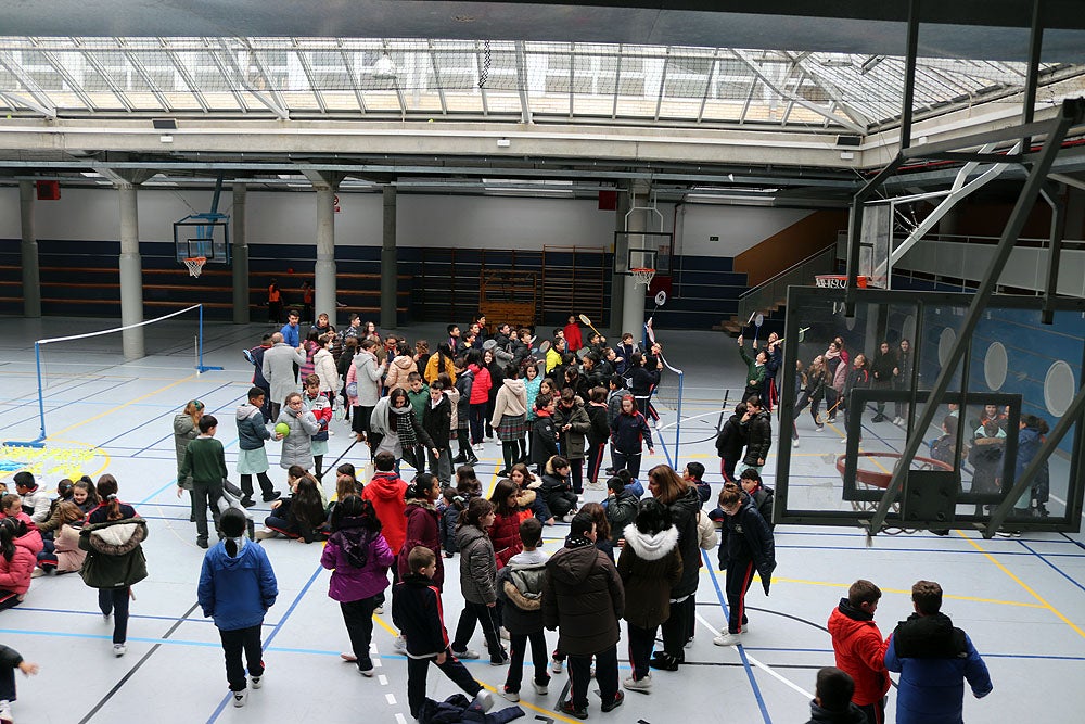 Fotos: Gesto por la paz en Ucrania en el colegio Blanca de Castilla