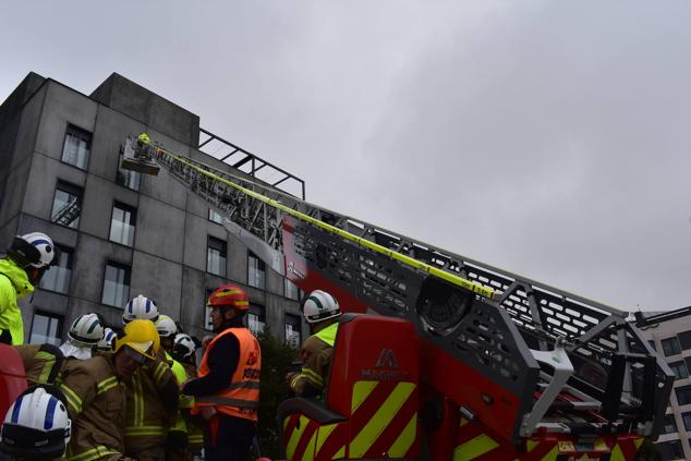 Fotos: Las calles de Burgos se convierten en el escenario de las prácticas de los Bomberos con la autoescalera