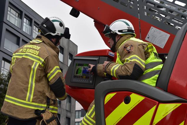 Fotos: Las calles de Burgos se convierten en el escenario de las prácticas de los Bomberos con la autoescalera