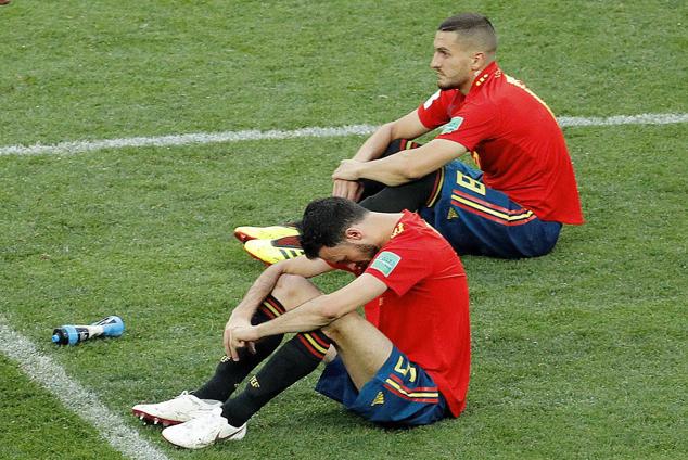 Busquets (i) se lamenta junto a Koke tras la eliminación en octavos del Mundial 2018, frente a Rusia en los penaltis.