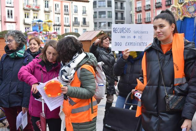 Fotos: Los trabajadores sociales del Ayuntamiento reivindican mejoras laborales al grito de «¡Reconocimiento ya!»