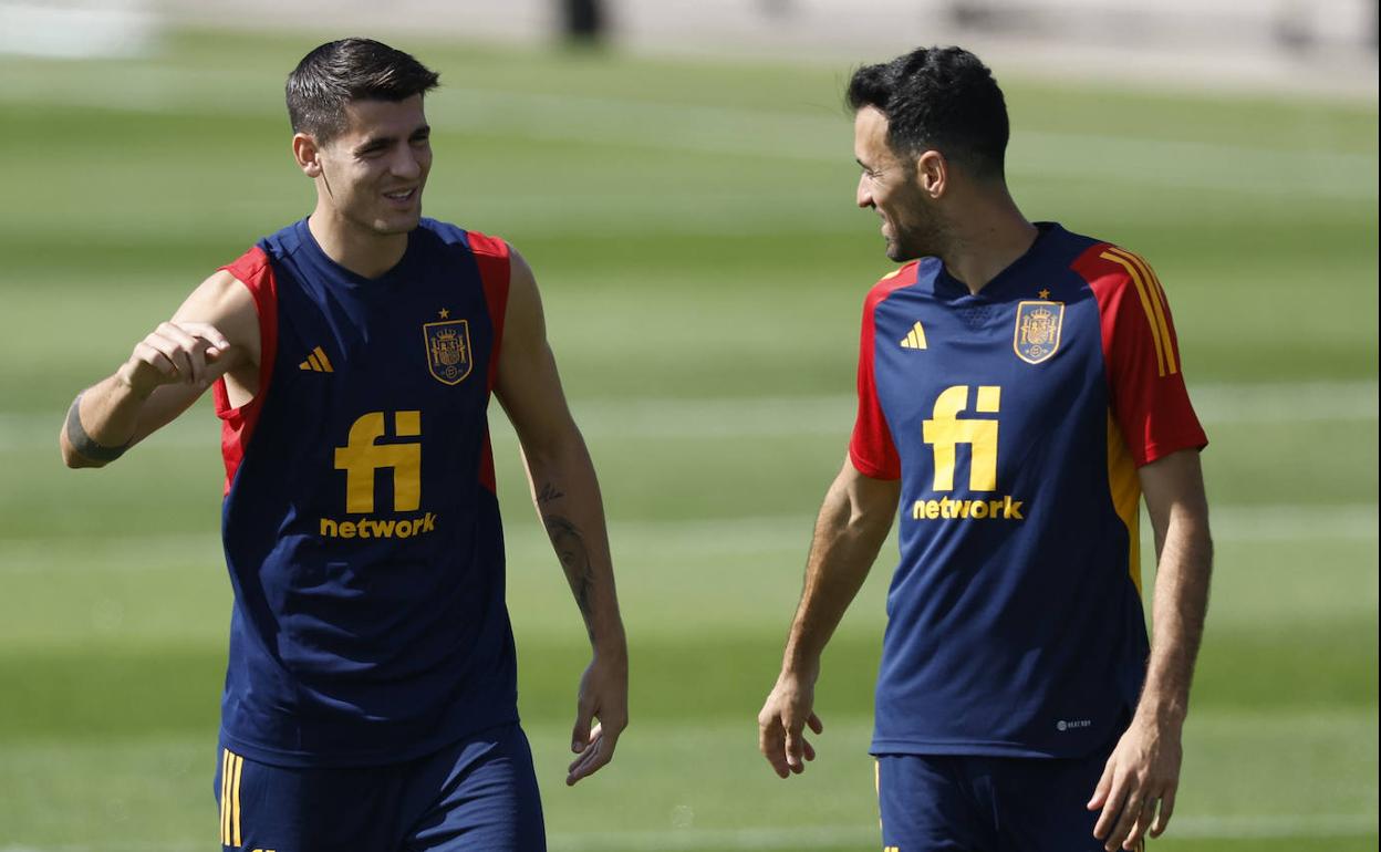 Morata y Busquets, intercambiando impresiones en un entrenamiento de la selección española. 