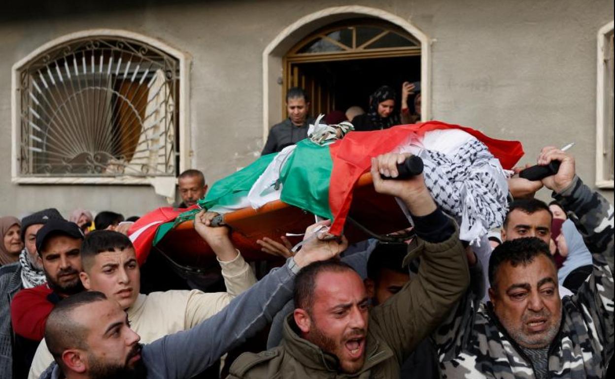 Las escenas de dolor presidieron el funeral por Jana Zakarneh en Yenin.