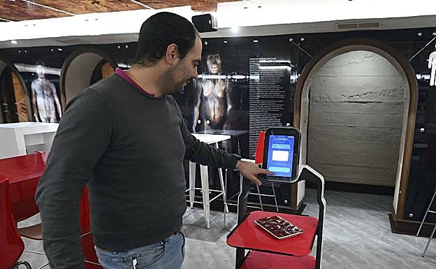 Coquito lleva platos a las mesas y puede coger comandas.