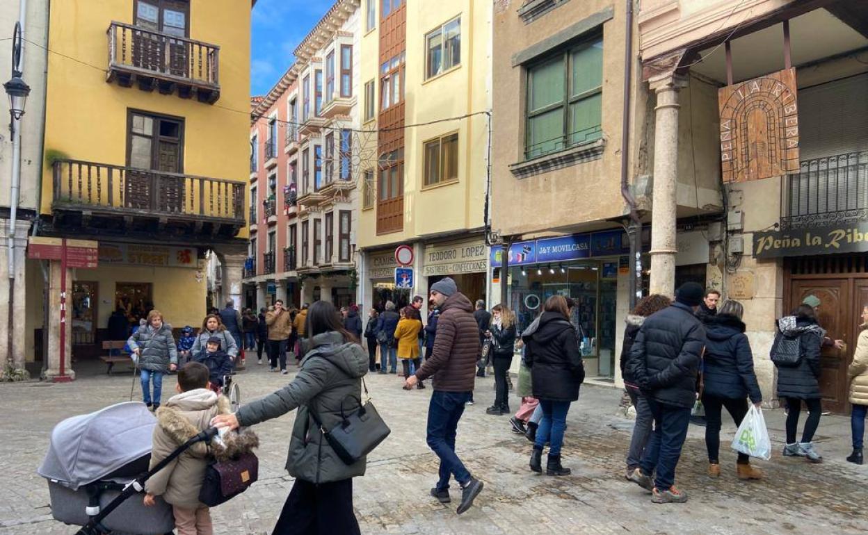 La cola para hacerse con un bono de Sonorama llegaba este sábado a la plaza del Trigo desde el Café Central.