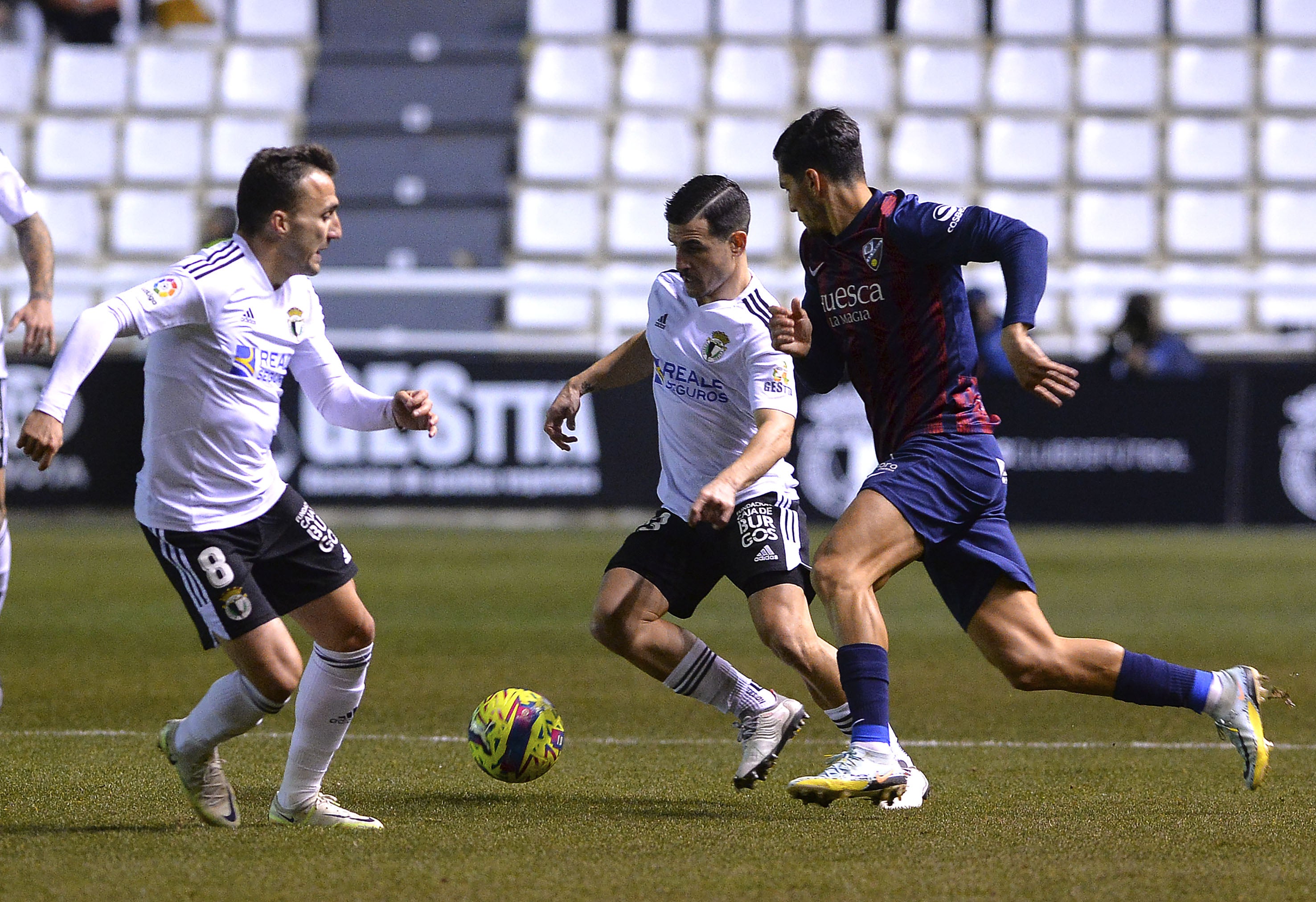 Fotos: Burgos CF y SD Huesca firman tablas para cerrar el 2022