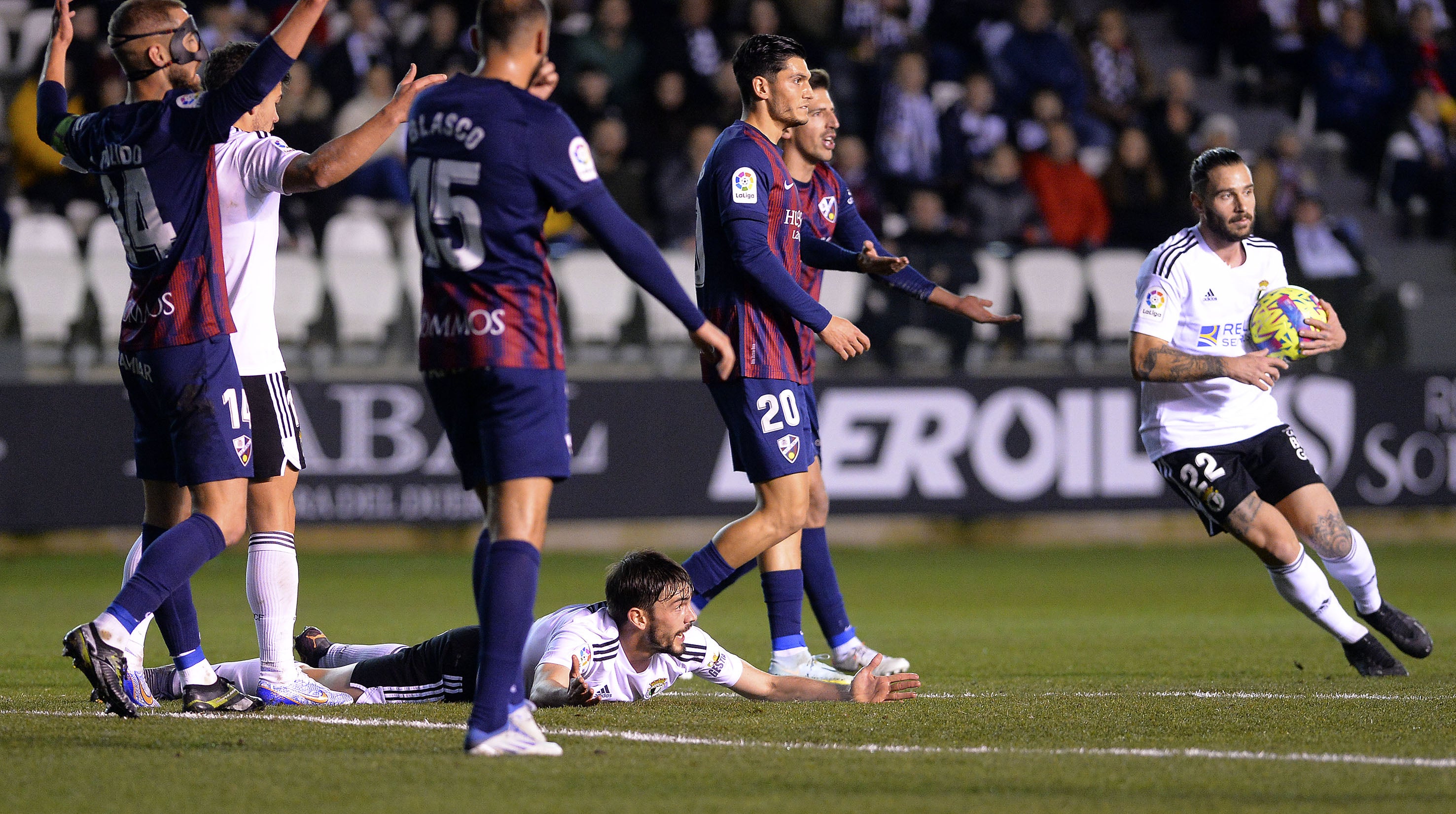 Fotos: Burgos CF y SD Huesca firman tablas para cerrar el 2022