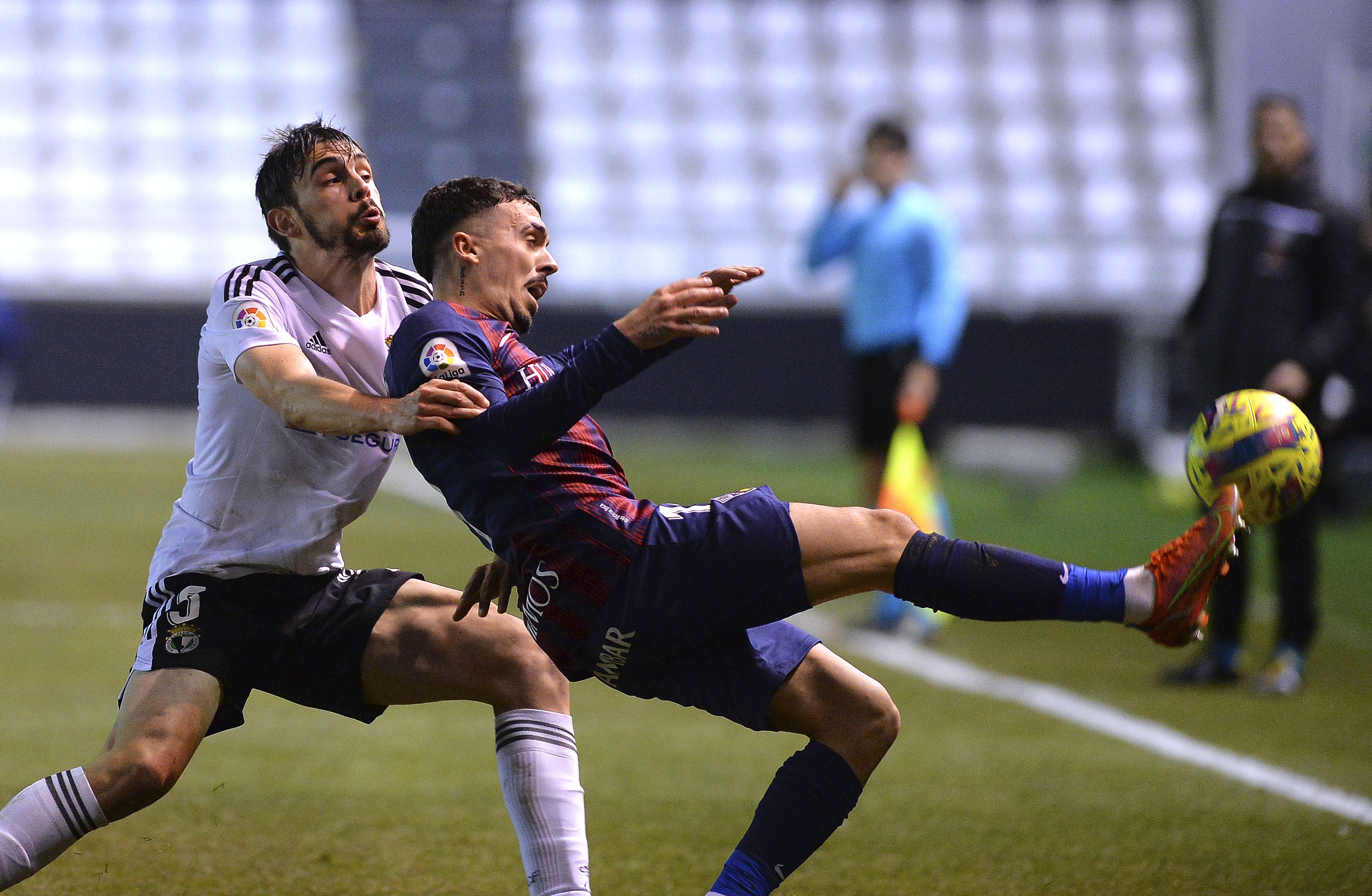 Fotos: Burgos CF y SD Huesca firman tablas para cerrar el 2022